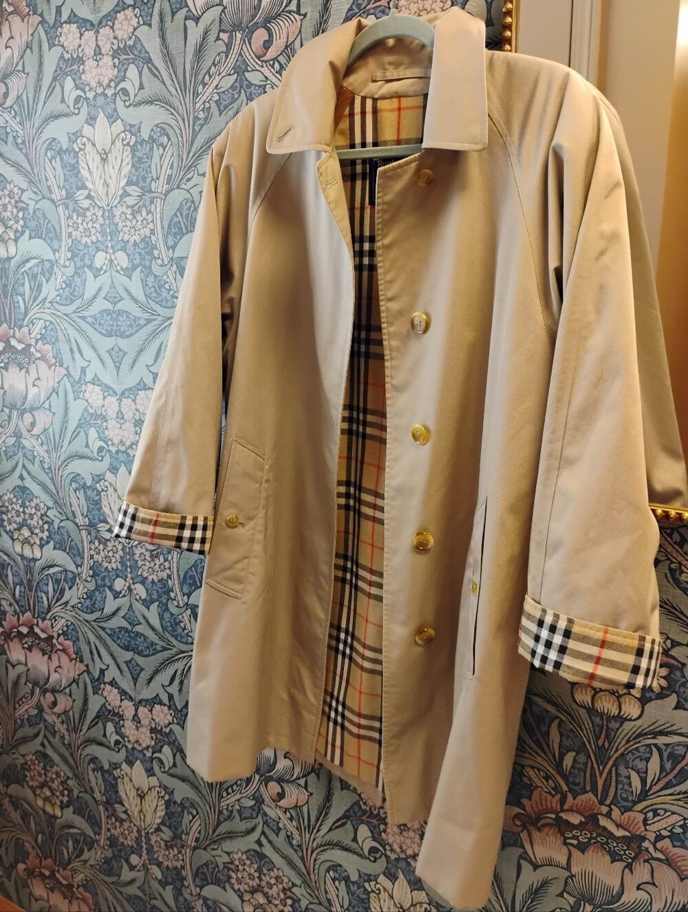 Classic Beige Women's Trench Coat with Plaid Lining